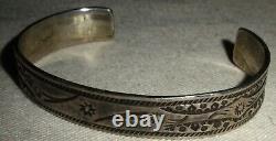 BRACELET MANCHETTE EN ARGENT STERLING AVEC MOTIF DE FLEURS NAVAJO ANCIEN