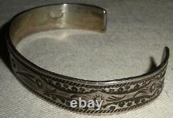 BRACELET MANCHETTE EN ARGENT STERLING AVEC MOTIF DE FLEURS NAVAJO ANCIEN