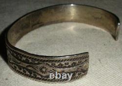 BRACELET MANCHETTE EN ARGENT STERLING AVEC MOTIF DE FLEURS NAVAJO ANCIEN