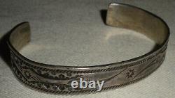 BRACELET MANCHETTE EN ARGENT STERLING AVEC MOTIF DE FLEURS NAVAJO ANCIEN