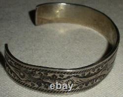 BRACELET MANCHETTE EN ARGENT STERLING AVEC MOTIF DE FLEURS NAVAJO ANCIEN