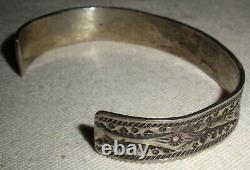 BRACELET MANCHETTE EN ARGENT STERLING AVEC MOTIF DE FLEURS NAVAJO ANCIEN