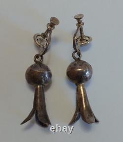 Boucles d'oreilles pendantes à vis en argent sterling vintage style Navajo avec fleurs de courge