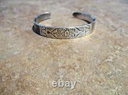 Bracelet Vintage Navajo en argent sterling avec design de fleurs estampillé de qualité