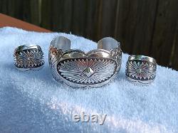 Bracelet à manchette Vintage Navajo en argent sterling avec travail estampé Concho et ensemble de boucles d'oreilles