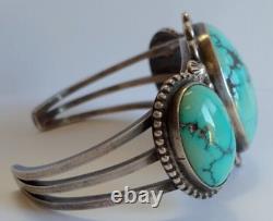 Bracelet manchette en argent avec de grandes cabochons en turquoise bleue de style Navajo des années 1940