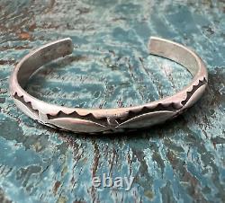 Bracelet manchette en argent sterling avec motif de poinçonnage amérindien Navajo vintage