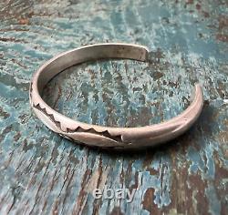 Bracelet manchette en argent sterling avec motif de poinçonnage amérindien Navajo vintage