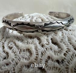 Bracelet manchette en argent sterling avec motif de poinçonnage amérindien Navajo vintage