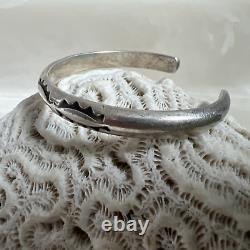 Bracelet manchette en argent sterling avec motif de poinçonnage amérindien Navajo vintage