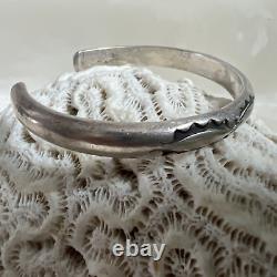 Bracelet manchette en argent sterling avec motif de poinçonnage amérindien Navajo vintage