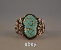 Bracelet vintage en argent Navajo avec une grande pierre turquoise de 2 1/4 pouces de haut et 6 3/4 pouces de large.