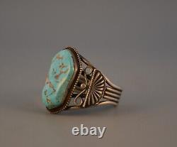 Bracelet vintage en argent Navajo avec une grande pierre turquoise de 2 1/4 pouces de haut et 6 3/4 pouces de large.