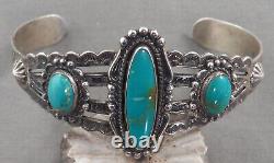 Bracelet vintage en argent sterling et turquoise avec des motifs de cloche et de bijoux indiens.