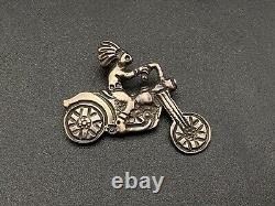 Broche pendentif en argent sterling moulé représentant un chef indien Navajo sur une moto vintage