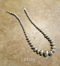 Collier de perles vintage Navajo en argent sterling graduées avec design de tampons