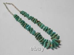 Collier vintage en argent sterling Navajo avec des pendentifs en turquoise et des perles de heishi