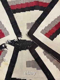 GRAND Tapis de zone en laine vintage NAVAJO / DINE Amérindien 63 x 39