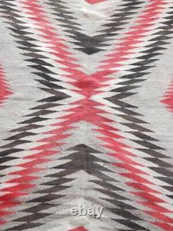 Grand tapis Navajo Dazzler ancien / vintage avec beaucoup de rouge