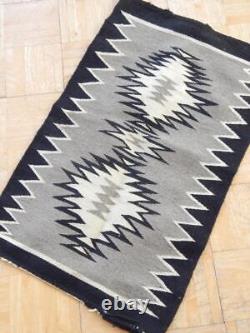 Poste d'échange de tapis Navajo indiens en cristal vintage couleurs naturelles gris / noir