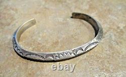 SPLENDIDE ! Bracelet Vintage Navajo en argent sterling caréné avec design estampé