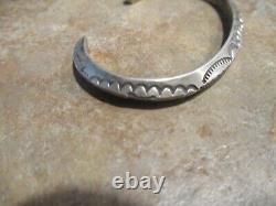 SPLENDIDE ! Bracelet Vintage Navajo en argent sterling caréné avec design estampé