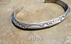 SPLENDIDE ! Bracelet Vintage Navajo en argent sterling caréné avec design estampé