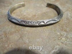 SPLENDIDE ! Bracelet Vintage Navajo en argent sterling caréné avec design estampé