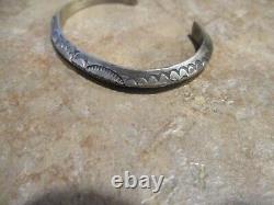 SPLENDIDE ! Bracelet Vintage Navajo en argent sterling caréné avec design estampé