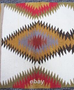 Tapis mural tissé vintage ancien des Indiens Navajos, motif des yeux éblouissants