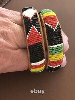 Une PAIRE de Bracelets Manchettes Vintage Navajo Indiens en Perles de Semences Colorées