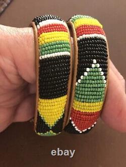 Une PAIRE de Bracelets Manchettes Vintage Navajo Indiens en Perles de Semences Colorées